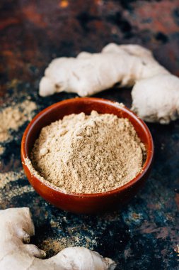 Topraklı zencefil kökü