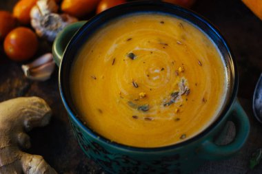 Zencefil ve sebze siyah yüzeyi ile lezzetli çorba.