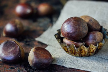Rustik arka plan üzerinde kestane