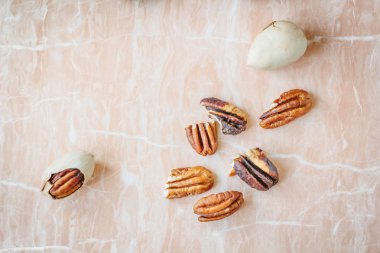 Pembe plastik tahta üzerinde fındıklar.