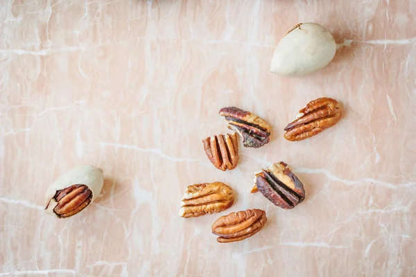 Pembe plastik tahta üzerinde fındıklar.