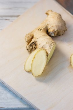 Dilimler zencefil kökü ahşap tahta üzerinde.