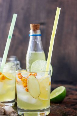 Zencefil, limon ve deniz cehri ile soğuk limonata