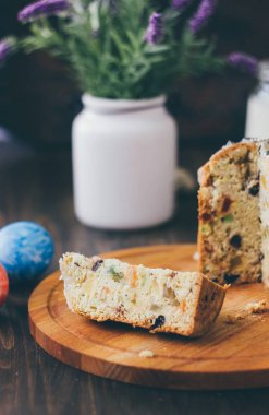 Paskalya kek üzerinde adet ahşap tahta üzerinde bölünmüş..