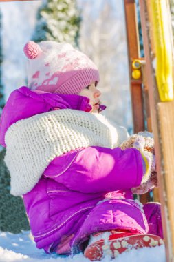 Kış Bahçesi oynarken küçük bebek kız.