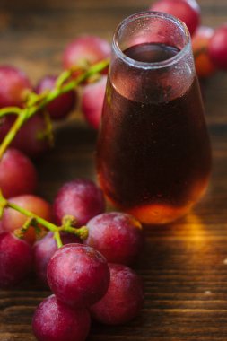 Bardakta üzüm suyu.