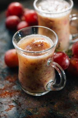 Siyah metal kartı üzüm güler yüzlü