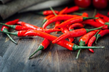 Rustik ahşap masa üzerinde kırmızı sıcak biber.