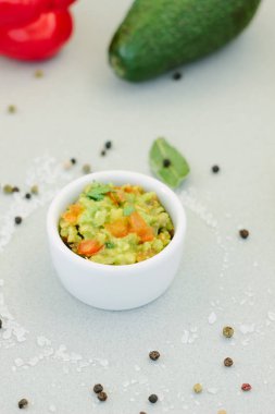 Geleneksel Meksika avokadosu. İçindekilerle çevrili vejetaryen sosu..