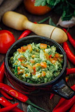 Guacamole DIP ingredietns siyah seramik kase ile.