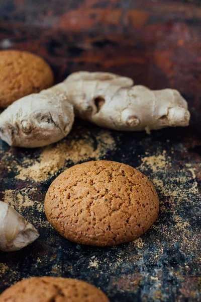 Ginger snaps op zwart — Stockfoto