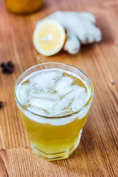 Alcohol casero libre de ginger ale con hielo . —  Fotos de Stock