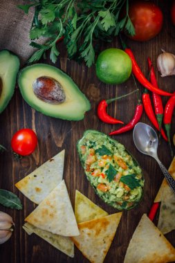 Avokado teknesi - avokado derisinden yapılmış tekneye guacamole sosu..