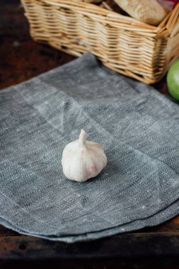 sarımsak kumaş parçası üzerinde