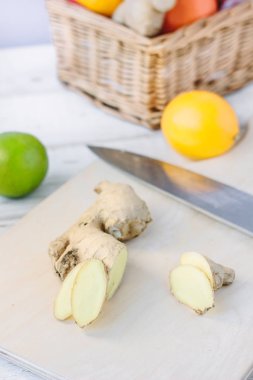 Zencefil dilimleri üzerine taze meyve ile ahşap masa.