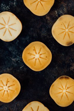 Siyah metal yüzeyinde hurma ağaçları..