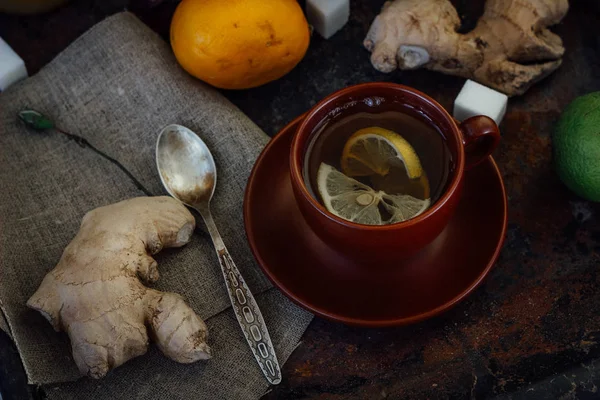 Gember thee met citroen, limoen en suiker. — Stockfoto