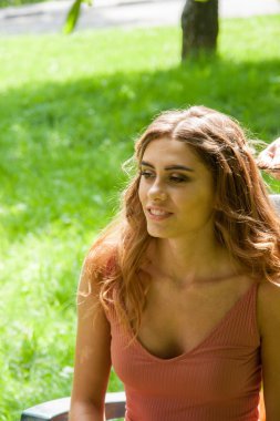 Parkta genç bir kız için saç stili yapıyorum..