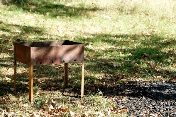 さびた火鉢秋の公園や庭にバーベキューの準備ができて. — ストック写真