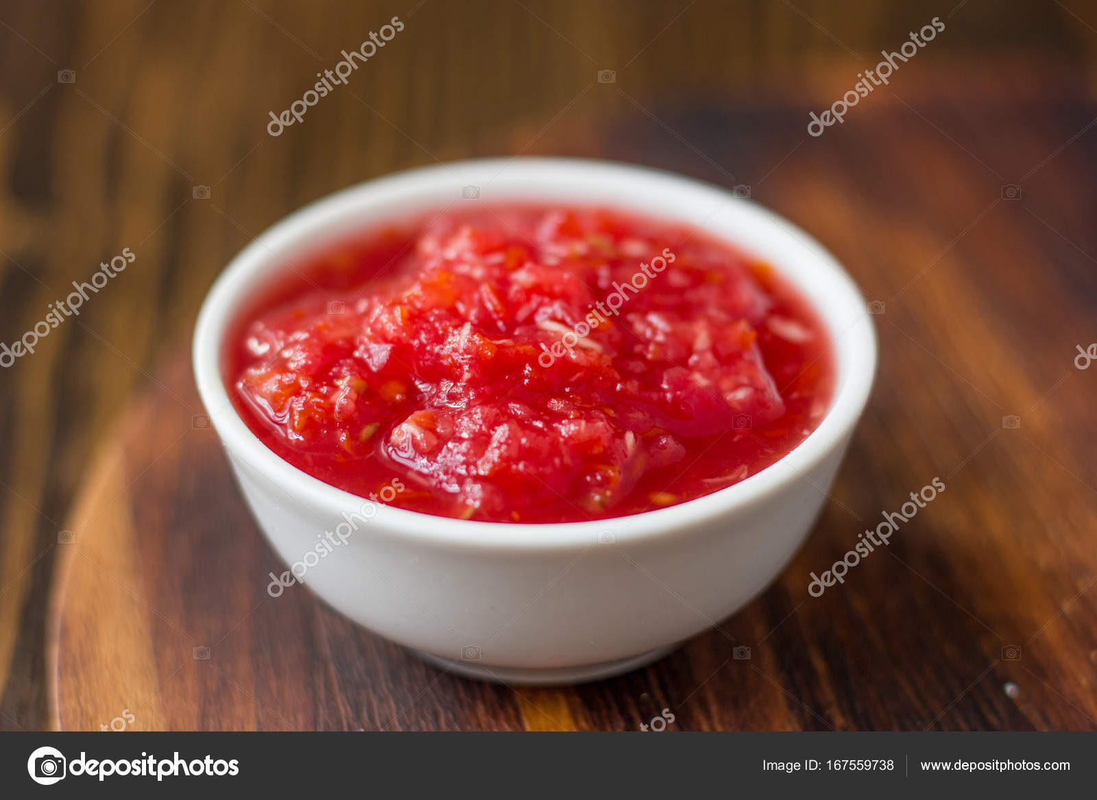 Indian chutney or mexican salsa in white ceramic bowl. — Stock Photo