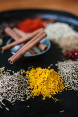 Siyah rustik yüzey üzerinde güzel baharat ayarla.