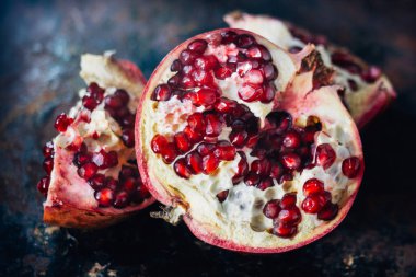 Siyah kırsal arka planda nar meyvesinin yarısı.