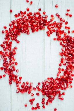 Nar taneleri beyaz arka plan üzerinde yapılan kırmızı daire çerçeve.