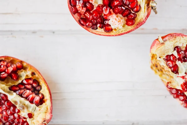 İkiye bölünmüş nar meyvelerinin üst görünümü.