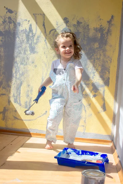 Little kid girl helping making renovation at house room. — Stock Photo, Image