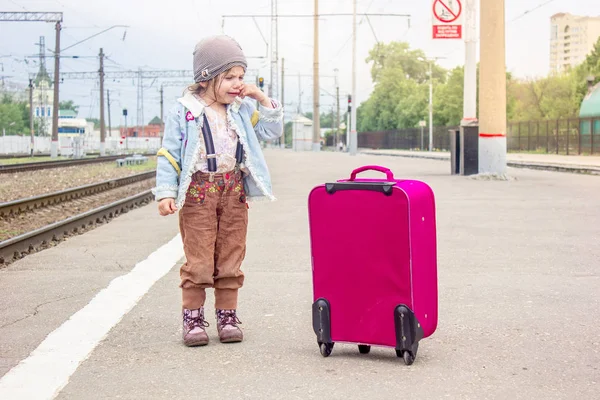 Klein meisje huilend op het station, ze wil niet weg.. — Stockfoto