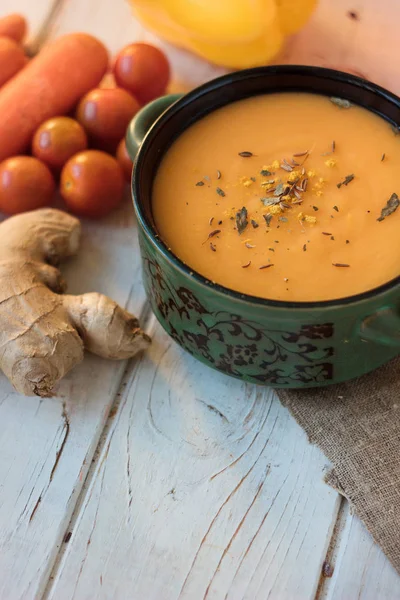 Zencefil ve baharatlı vejetaryen kremalı çorba..