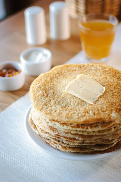 Stack eller hög med pannkakor på rysk restaurang. — Stockfoto