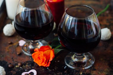 Çiftler için romantik bir içki - bardakta meyve suyu.