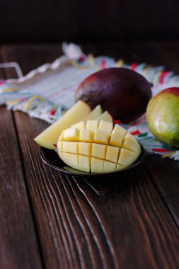 Mango, tahta masanın üzerinde küp şeklinde kesilmiş.