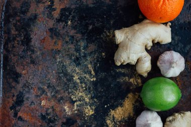 Sarımsak ve zencefilli narenciye. Çerçeve kenarı.