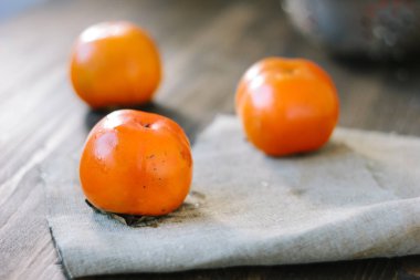 Tahta masa ve kumaş parçasında hurma grubu.