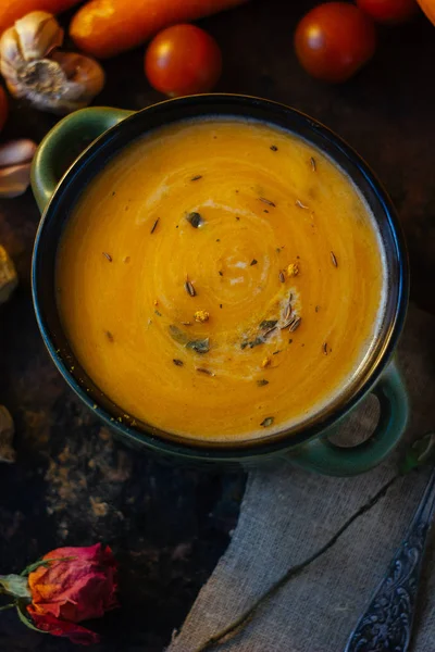 Великий гарбузовий морквяний суп з коренем імбиру на чорному . — стокове фото