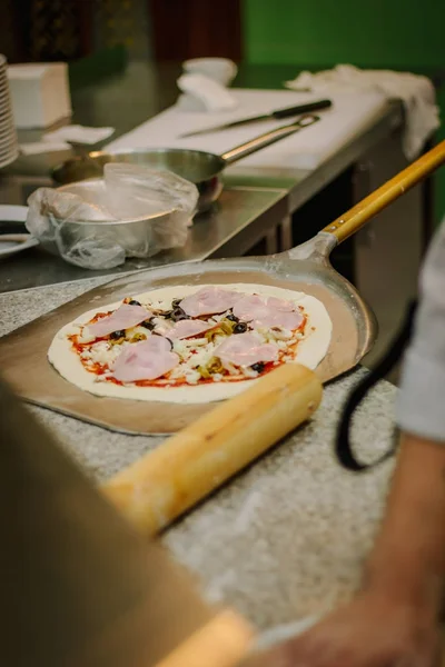 Pizza auf Schaufel — Stockfoto