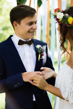 Alyans mamülleri parmak koymak gelin.