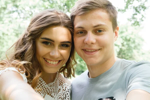 İki genç kız ve selfie yapma ve gülümseyen adam — Stok fotoğraf
