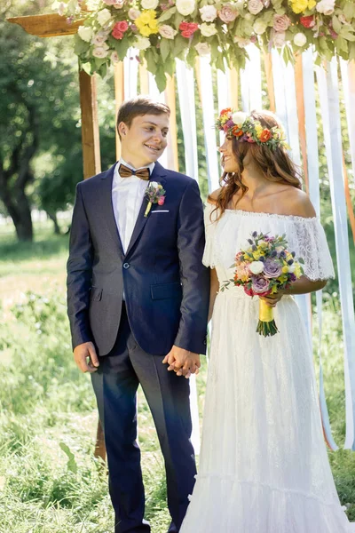 Bride and groom during wedding ceremony outdoor — Stock Photo, Image