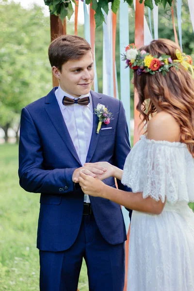 Braut legte dem Bräutigam Ehering an. — Stockfoto