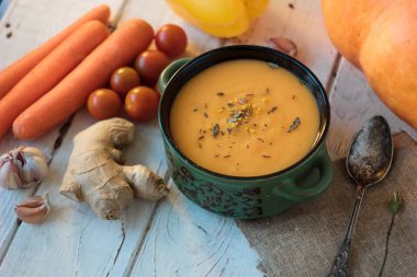 Zencefil ve baharatlı vejetaryen kremalı çorba..