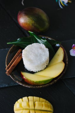 Seramik tabakta pirinçli mango meyveleri..