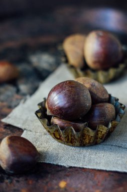 Rustik arka plan üzerinde kestane