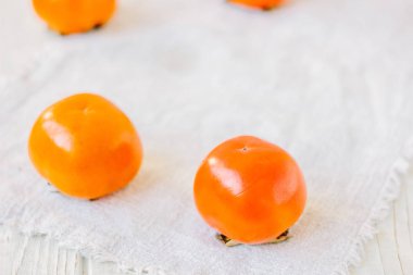 Beyaz kumaş üzerine olgun hurma grubu.