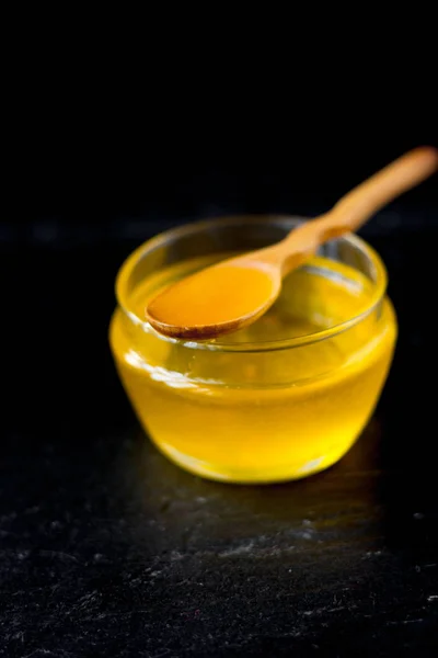 India ghee dalam mangkuk kaca transparan . — Stok Foto