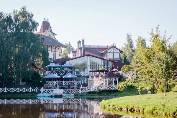 Lake house na margem do lago, restaraunt na costa. — Fotografia de Stock