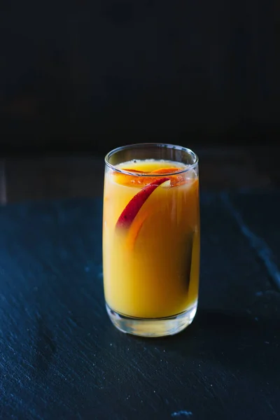 Манго и апельсиновый смузи в прозрачном стекле. — стоковое фото