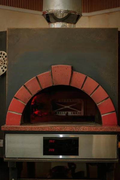 Traditioneller Pizzaofen in einem italienischen Restaurant. — Stockfoto